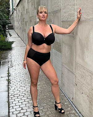 Mature woman lingerie erotic pics