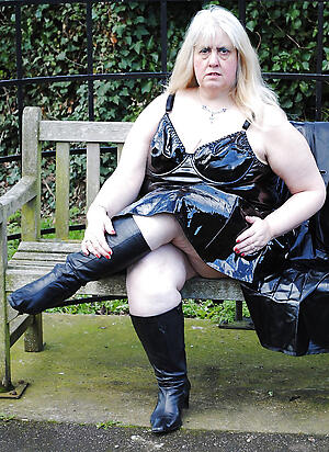 Fascinating mature in latex bare-ass